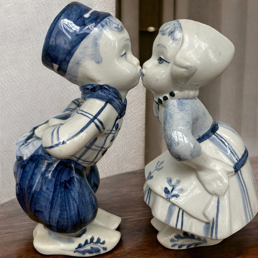 Delft Blue Kissing Couple Figurine