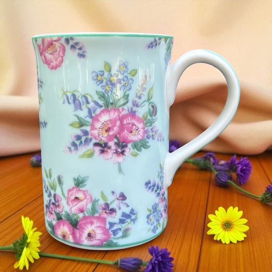 Royal Albert Brontë Collection "Anne" Mug Candle – Sandalwood & Rose (7.5 oz)